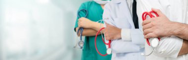 Doktor diğer doktorlar ile hastanede çalışıyor.