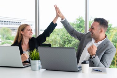 Başarılı iş ortağı ofiste kutlama yapıyor.