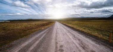 Kırsal manzara ile boş toprak yol.