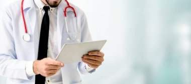Hastanede tablet bilgisayar kullanan bir doktor..