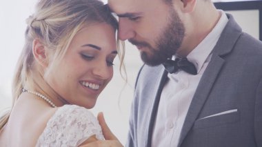 Gelin ve damat gelinlik töreni hazırlamak.