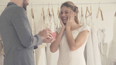 Gelin ve damat gelinlik töreni hazırlamak.