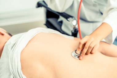 Kadın Doktor ve Erkek Hasta Hastane Ofisinde