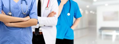 Doktor diğer doktorlar ile hastanede çalışıyor.
