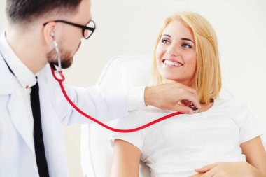 Hastane Ofisinde Erkek Doktor ve Kadın Hasta