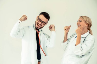 Mutlu doktor ortağı ile başarı kutluyor.