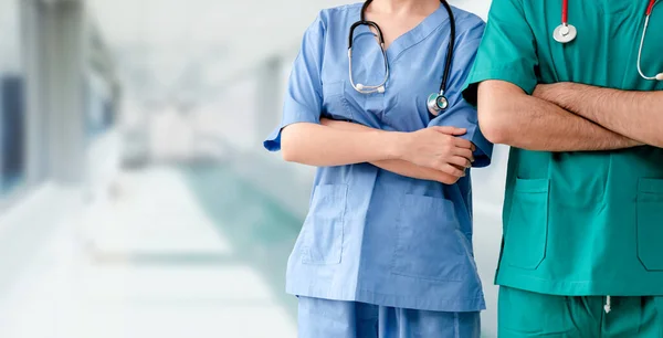 Médico y cirujano con brazos cruzados en el hospital. — Foto de Stock