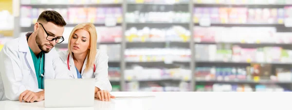 Pharmacist working with computer in pharmacy. — Stock Photo, Image