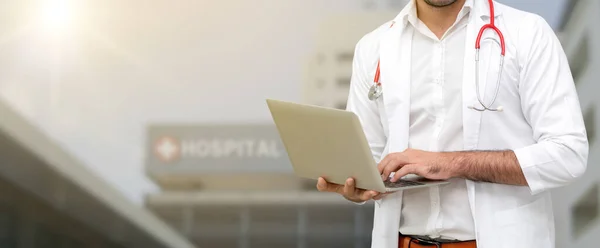 Médico usando computador portátil no hospital. — Fotografia de Stock