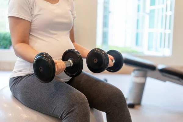 Ejercicio activo de mujer embarazada en el gimnasio. —  Fotos de Stock