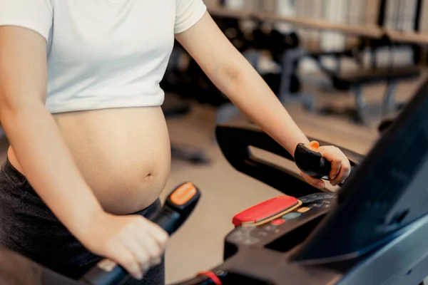 Exercice actif pour femme enceinte dans un centre de fitness. — Photo