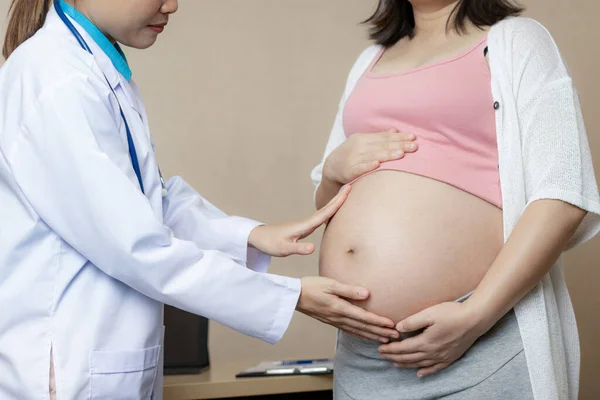 Gravid kvinna och gynekolog doktor vid sjukhuset — Stockfoto