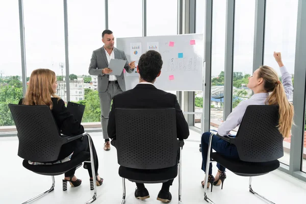 Empresarias y empresarios en reunión de grupo. — Foto de Stock