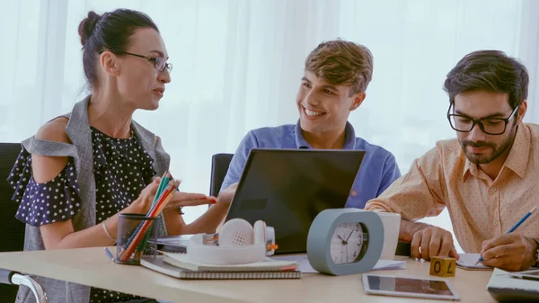 Reunión de grupo de gente de negocios creativa oficina. — Foto de Stock