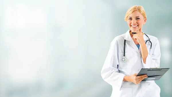 Doctora que trabaja en el consultorio del hospital. — Foto de Stock