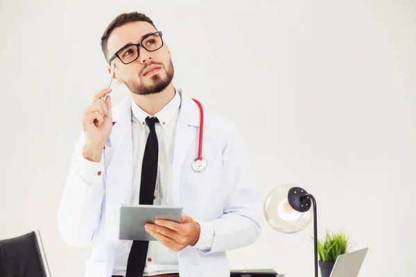 Médico trabajando en tableta en el hospital . — Foto de Stock