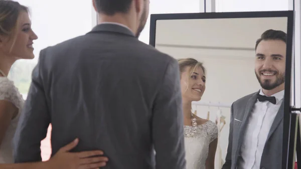 Noiva e noivo no vestido de noiva preparar cerimônia . — Fotografia de Stock