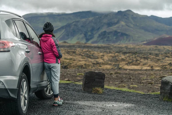 Viajes de turismo de mujer en SUV en Islandia. — Foto de Stock