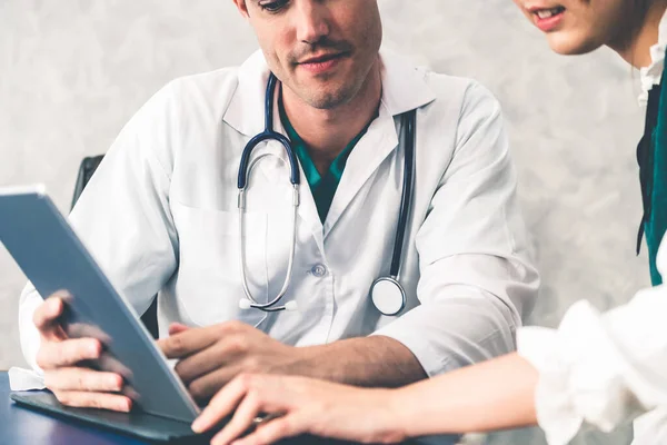 Giovane Medico Che Visita Una Paziente Nello Studio Dell Ospedale — Foto Stock