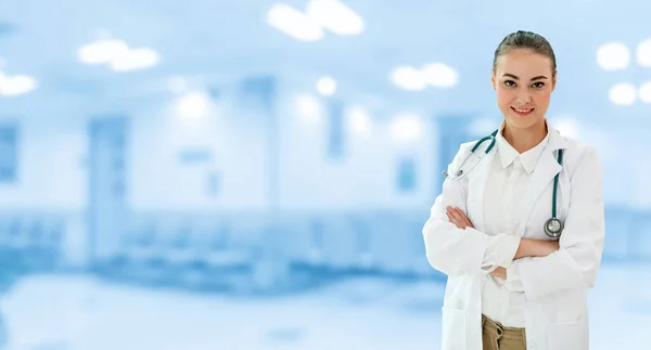 Mulher médica que trabalha no consultório do hospital. — Fotografia de Stock