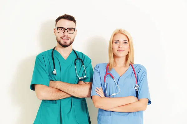 Retrato de médicos confiantes com braços cruzados . — Fotografia de Stock