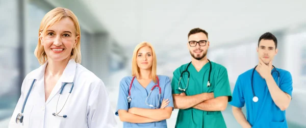 Professionell Läkare Som Arbetar Sjukhus Eller Klinik Med Andra Läkare — Stockfoto