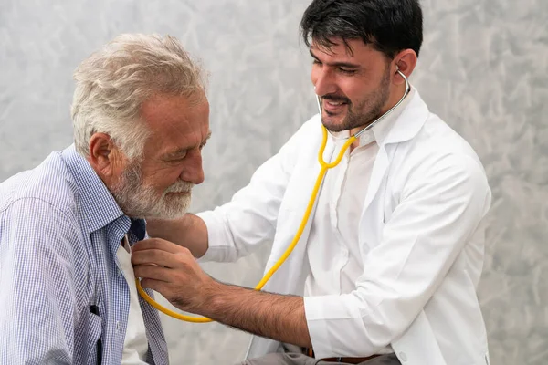 Senior patiënt bezoekt dokter in het ziekenhuis. — Stockfoto