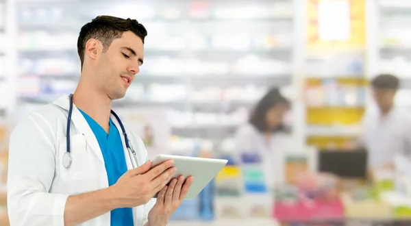 Apotheker met behulp van Tablet computer bij de apotheek. — Stockfoto