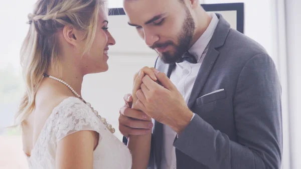 Novia y novio en la ceremonia de preparación de vestido de novia . — Foto de Stock