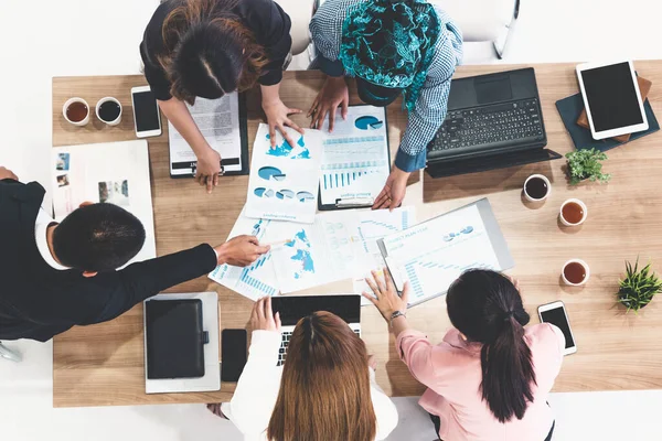 Gente de negocios en reunión de grupo en la oficina. — Foto de Stock