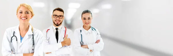 Médico Profissional Que Trabalha Consultório Hospitalar Clínica Com Outros Médicos — Fotografia de Stock