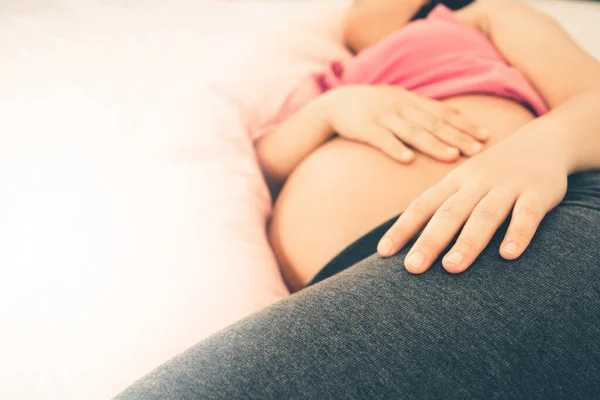 Feliz mulher grávida dormindo na cama no quarto. — Fotografia de Stock