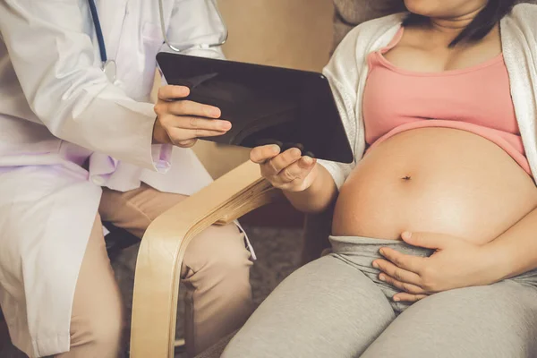 Gravid kvinna och gynekolog doktor vid sjukhuset — Stockfoto