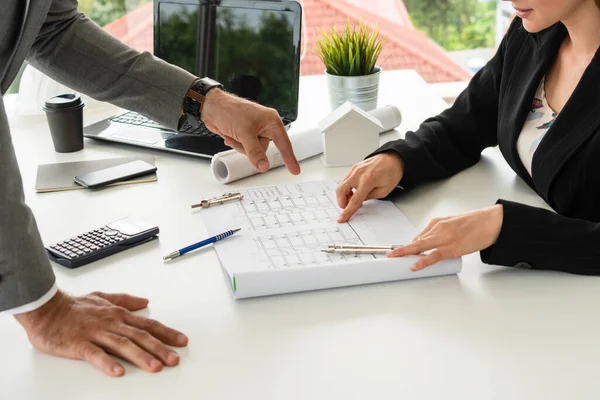 Arquiteto e engenheiro trabalhando com desenho. — Fotografia de Stock