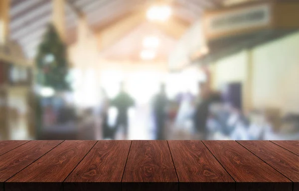 Mesa de madeira no fundo borrão do restaurante moderno — Fotografia de Stock