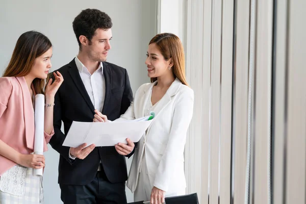 Empresário e empresárias que trabalham no escritório. — Fotografia de Stock