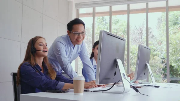 Customer Support Agent oder Call Center mit Headset — Stockfoto