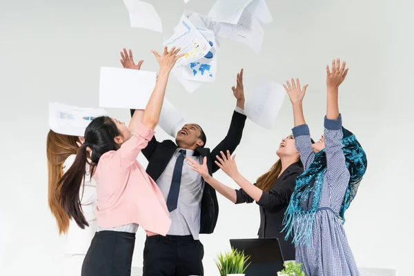 Empresários a atirar papéis para o escritório. — Fotografia de Stock