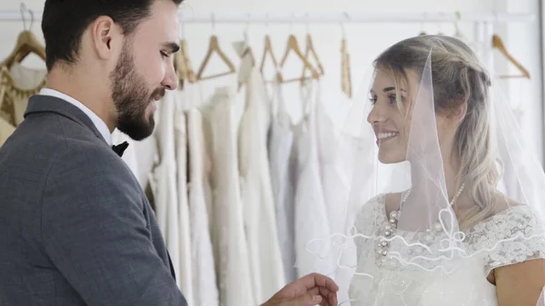 Noiva e noivo no vestido de noiva preparar cerimônia . — Fotografia de Stock