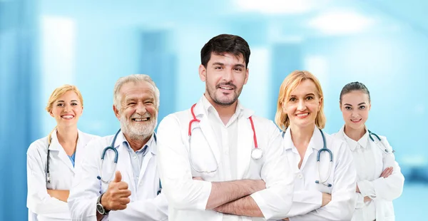 Médico Profissional Que Trabalha Consultório Hospitalar Clínica Com Outros Médicos — Fotografia de Stock