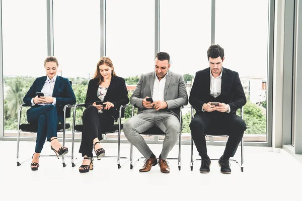 Empresárias e empresários que utilizam o telemóvel . — Fotografia de Stock