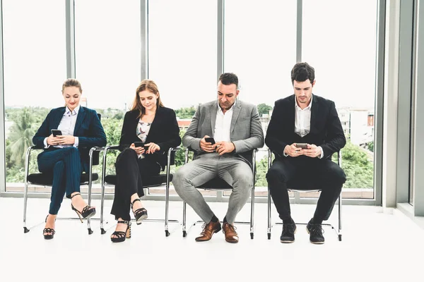 Geschäftsfrauen und Geschäftsleute, die Mobiltelefone benutzen. — Stockfoto