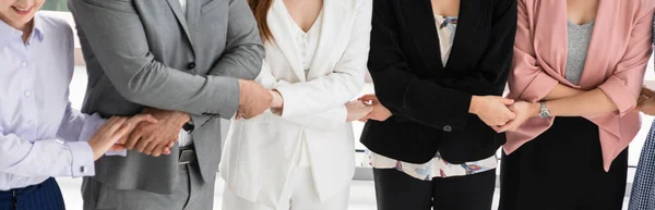 Empresarios tomados de la mano trabajo en equipo. — Foto de Stock