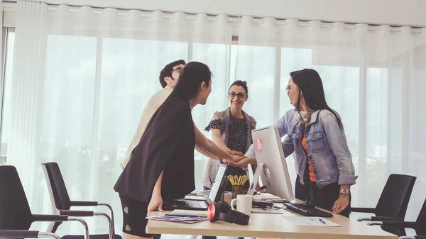 Grupo Empresários Sucesso Comemorando Sucesso Projeto Escritório Equipe Vencedora Conceito — Fotografia de Stock