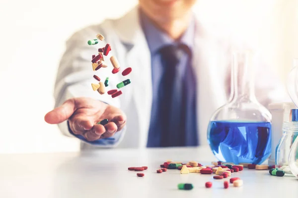 Pastillas de medicamentos y tabletas en el laboratorio de investigación . — Foto de Stock