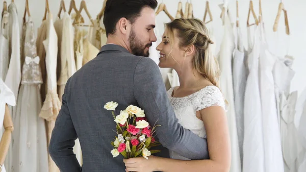 Novia y novio en la ceremonia de preparación de vestido de novia . — Foto de Stock