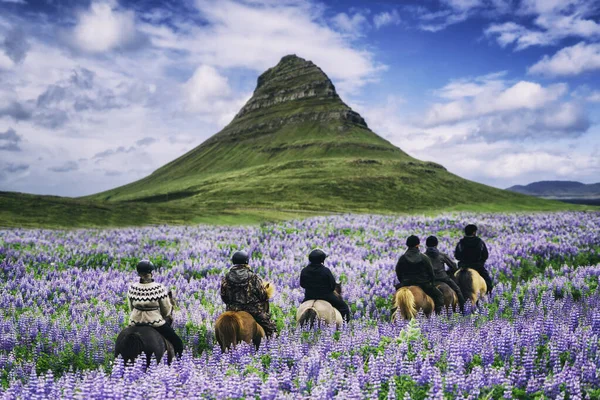 Ausritt Von Touristen Auf Kirkjufell Berglandschaft Und Wasserfall Isländischen Sommer — Stockfoto
