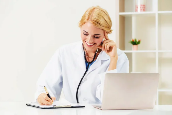 Jeune femme médecin travaillant au bureau de l'hôpital . — Photo