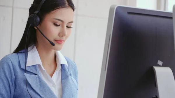 Customer support agent of call center met headset — Stockfoto