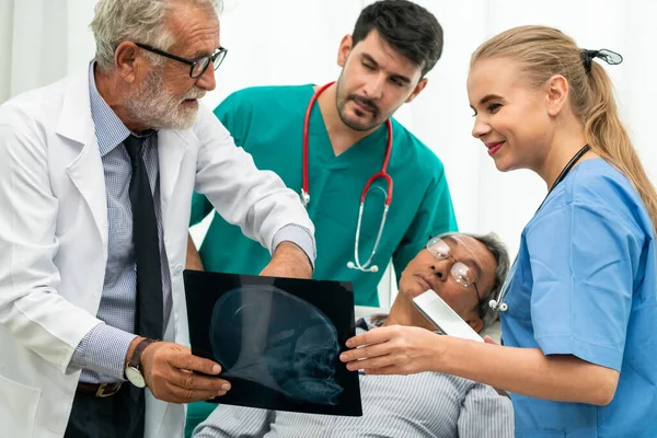 Doctor Team Werken Met Ray Filmbeeld Van Senior Volwassen Patiënt — Stockfoto